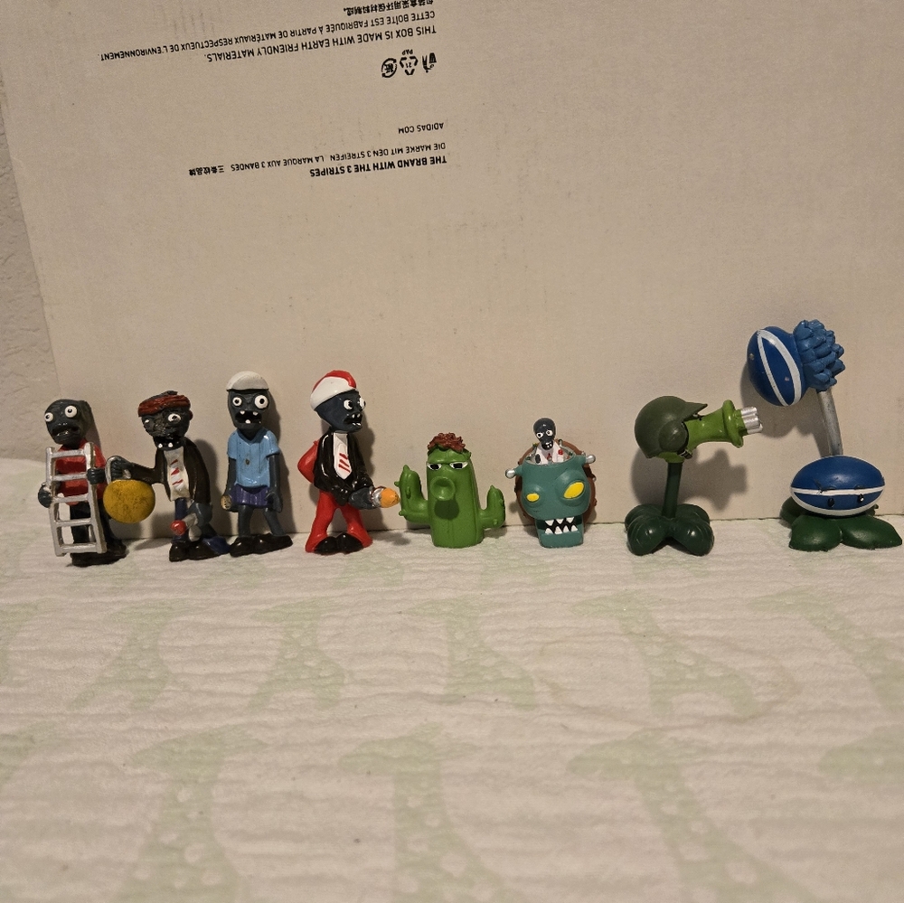 Plants VS Zombies Action Figures Lot Of 8.